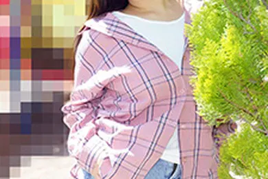 【素人特摄】素人戴眼镜 - 一个戴眼镜的大胸女孩跨坐在马桶上，想要一根鸡巴。山口理绪