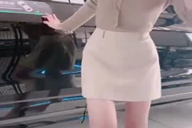 【主播网红】漂亮女销售直播塞跳蛋，全程捂屁股，没想到车漆反光暴露下体有东西，忍不住娇喘出声。已插眼，目前还活跃在抖音
